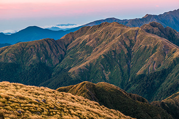 The dawn view to Carkeek Ridge (right) from Aokaparangi